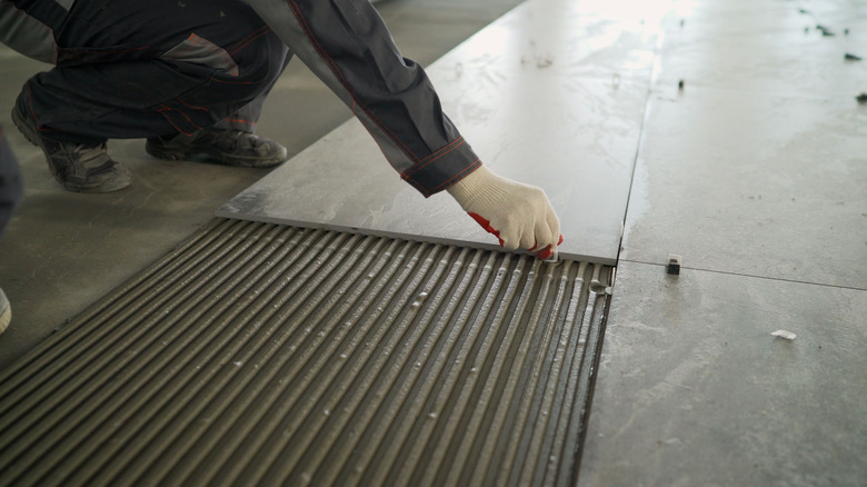 Installing tile floors on mortar