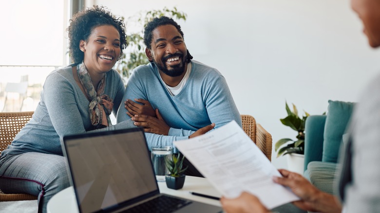 Couple buying mortgage