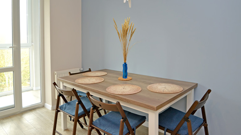 placemats on dining table