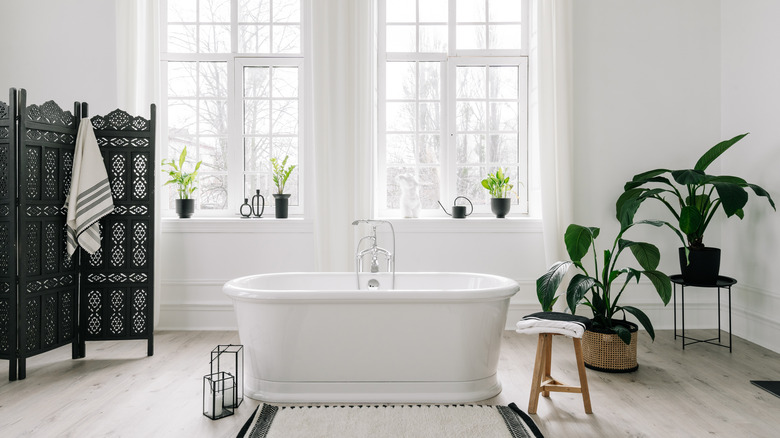 Chic minimalist bathroom 