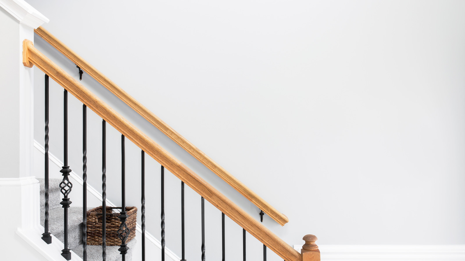 How To Decorate A Staircase Wall