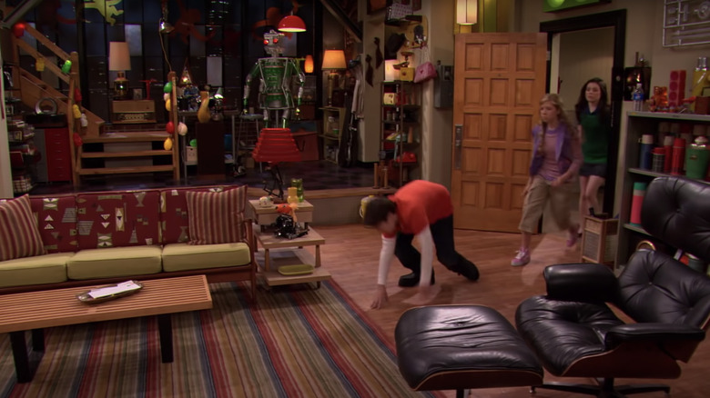 rug in iCarly living room 