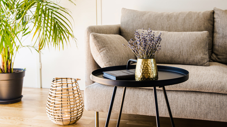 gold vase on black round table