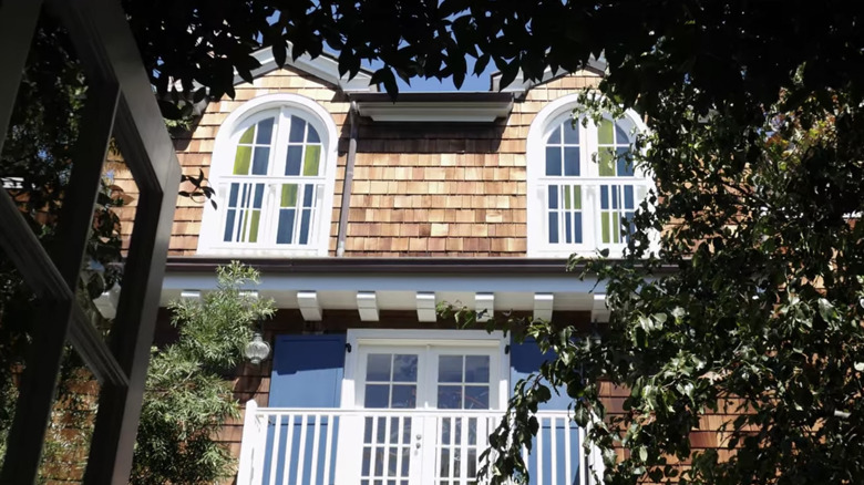 outside of beach house 
