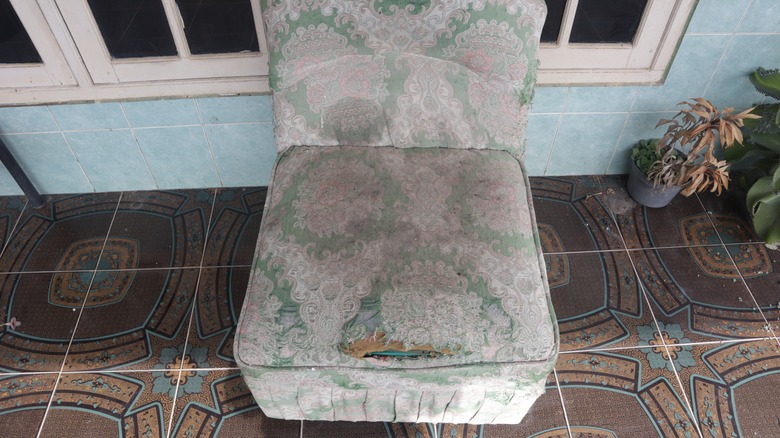 Dirty cushion seatingt