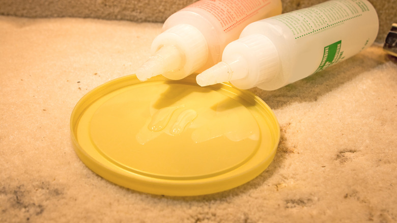 Mixing two-part epoxy for fixing crack