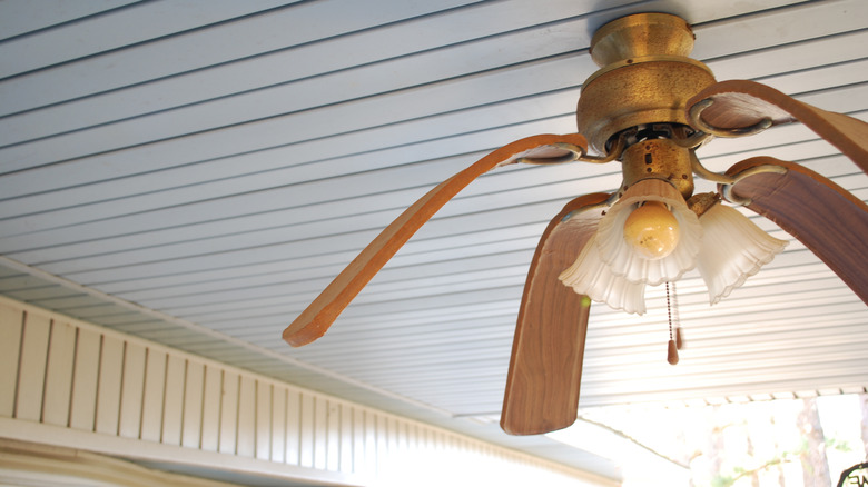 Ceiling fan with drooping blades