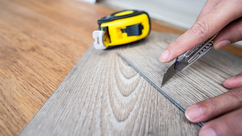 Cutting vinyl flooring