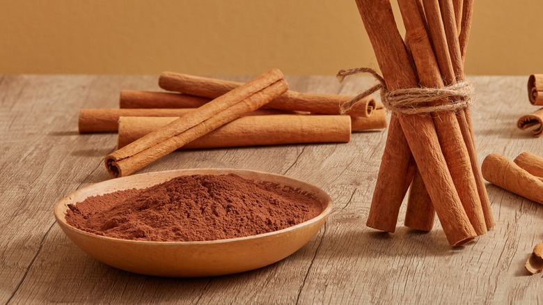 Cinnamon powder and sticks