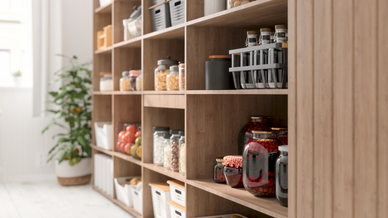 Walk-in pantry 