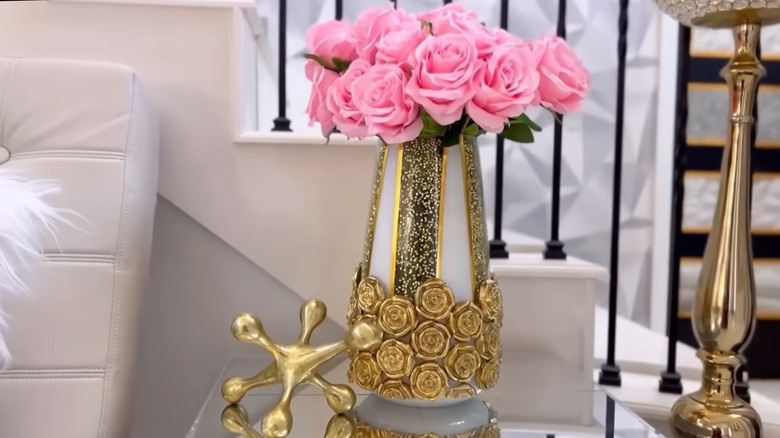 Flower vase with 3D roses and confetti