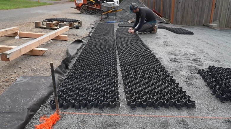 Gravel stabilization grids
