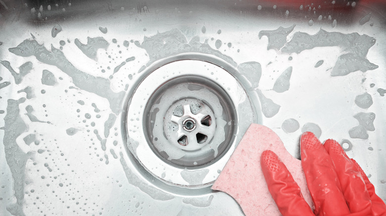 hand scrubbing kitchen sink