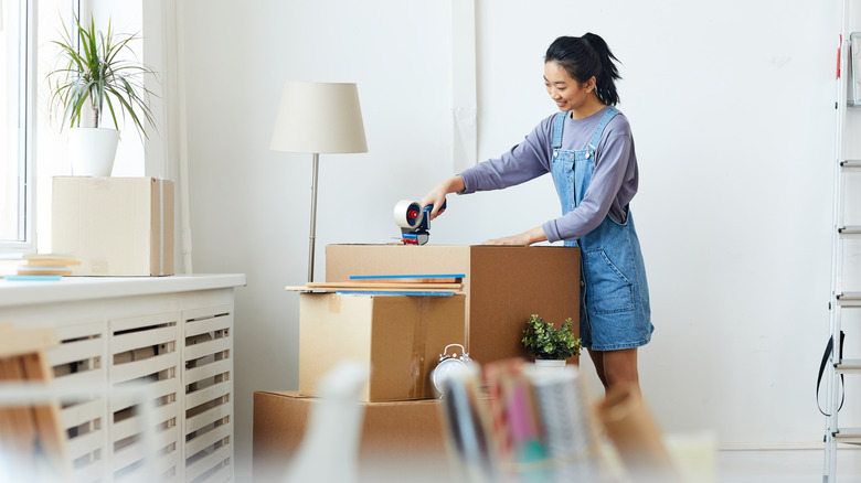 girl unpacking dorm room