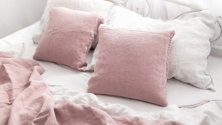 Hypoallergenic bedding for bed