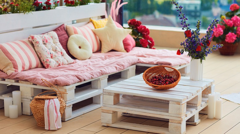 Outdoor white pallet couch