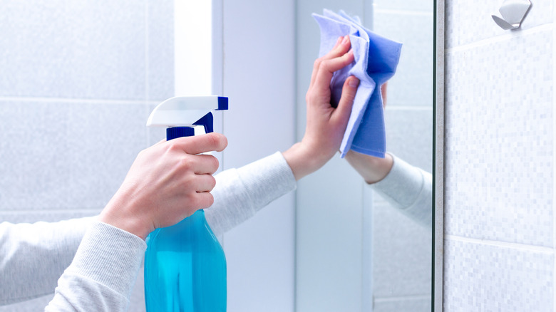 cleaning bathroom mirror