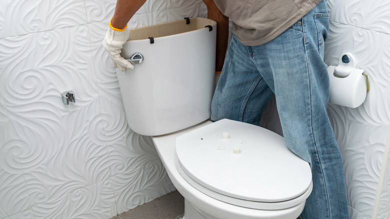 Rimozione del serbatoio dalla toilette