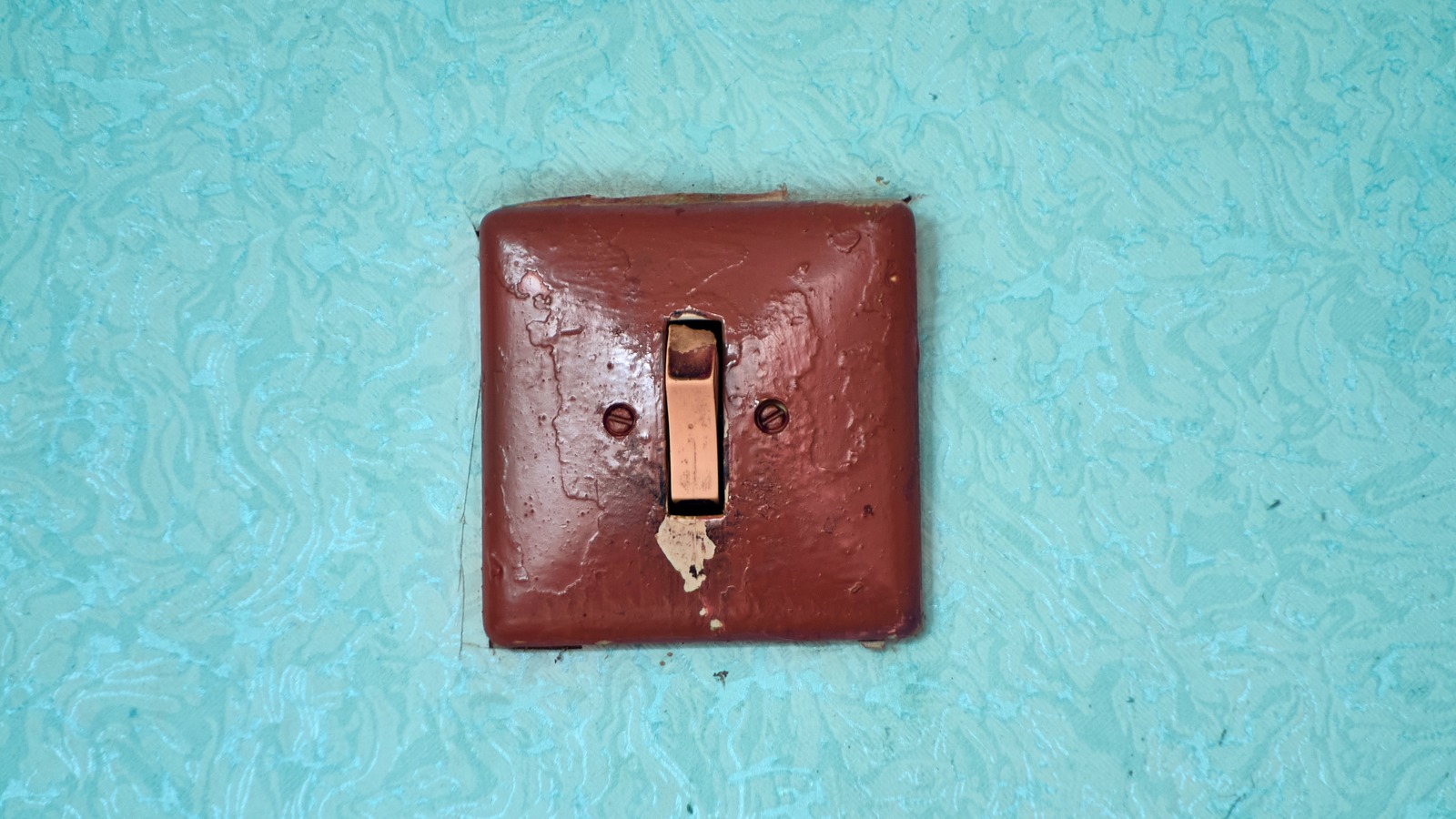 how-to-remove-paint-from-plastic-surfaces