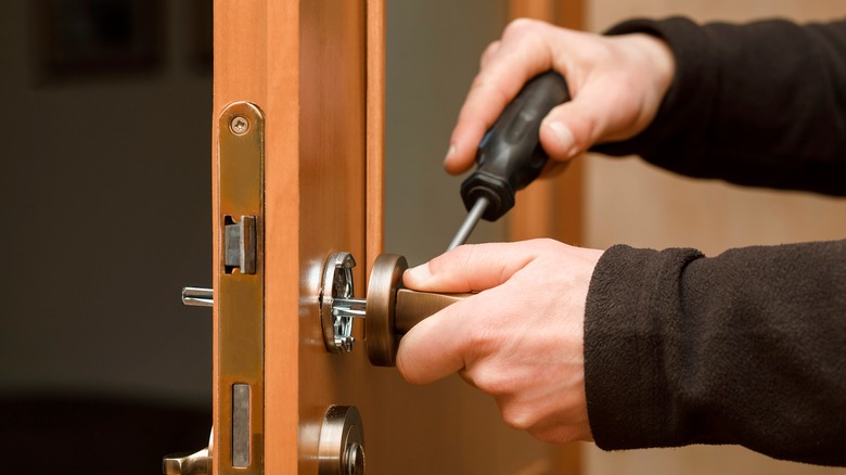 how to replace a door knob and installation