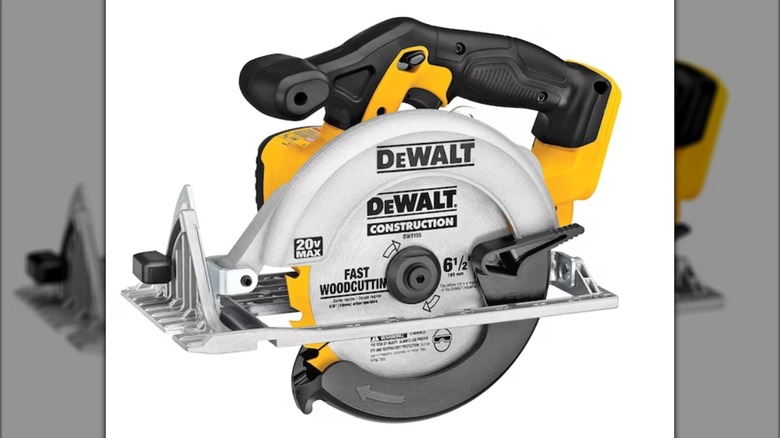 This Dewalt circular saw comes with a free battery for a short time at Lowe's