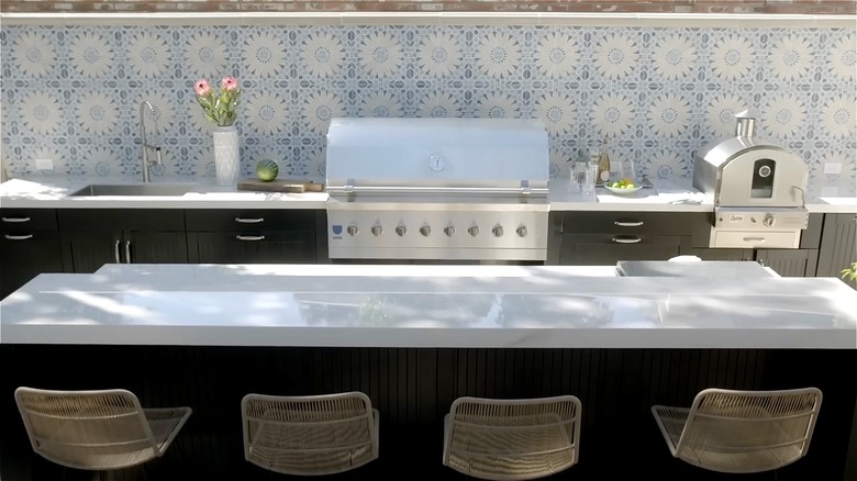custom outdoor kitchen