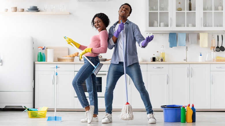 couple cleaning together in home