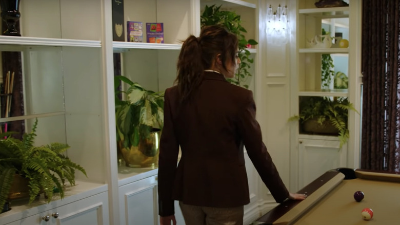 Cara in pool table room