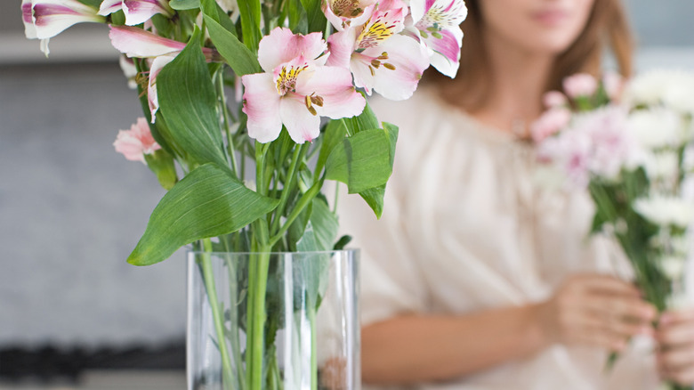 A clear glass vase with flowers in it