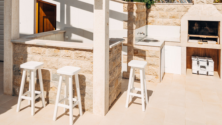 Outdoor bar