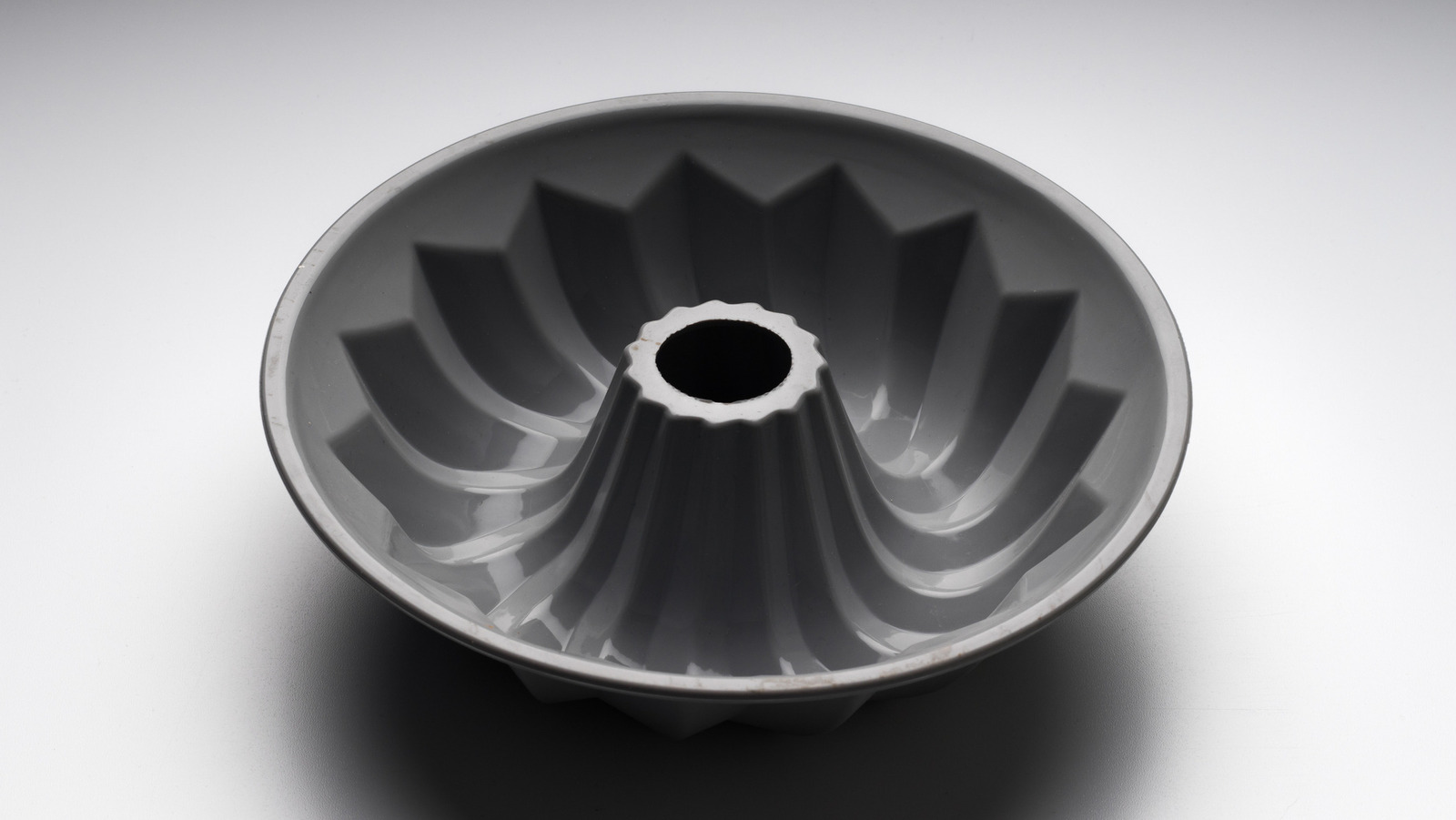 How To Turn An Old Cake Pan Into Home Decor