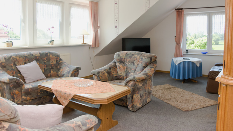 A dated 1980s living room with columns partly concealed.