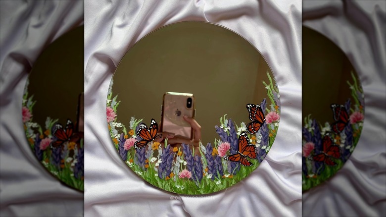 specchio rotondo verniciato floreale
