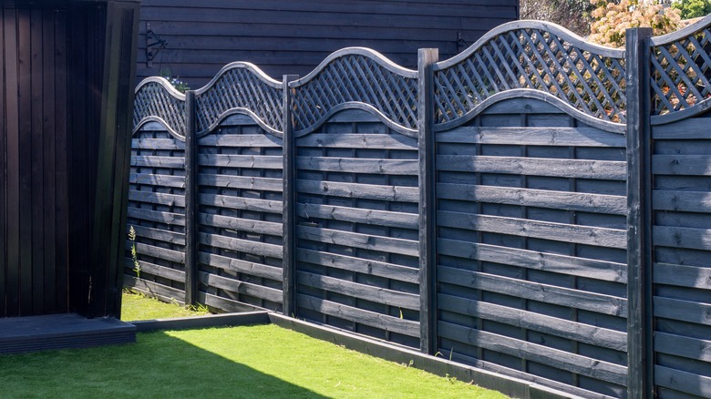 Custom curved trellis privacy screen on fence