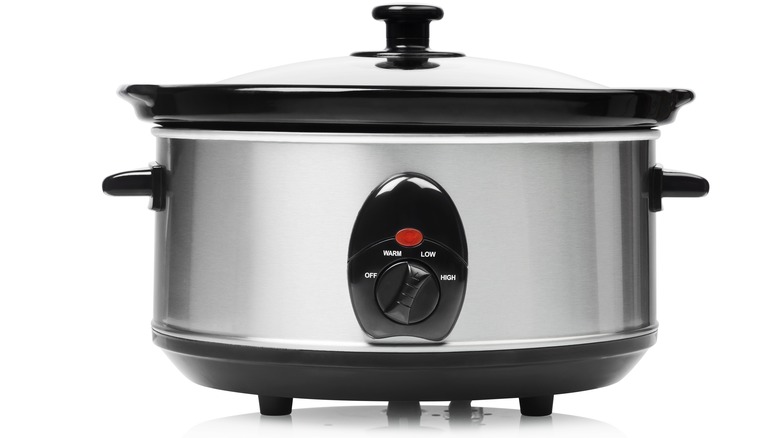 Slow cooker with multiple settings