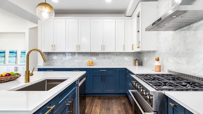 Kitchen with two-toned cabinets