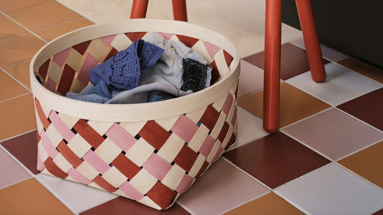 OMMJÄNGE basket on the floor