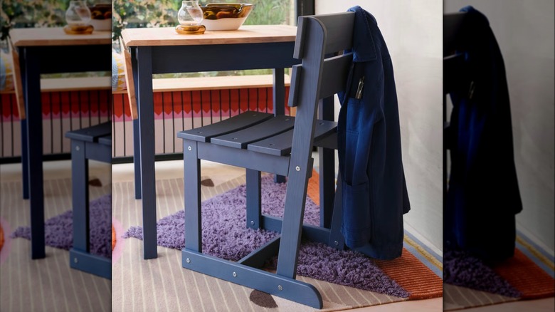 OMMJÄNGE chair at a small table