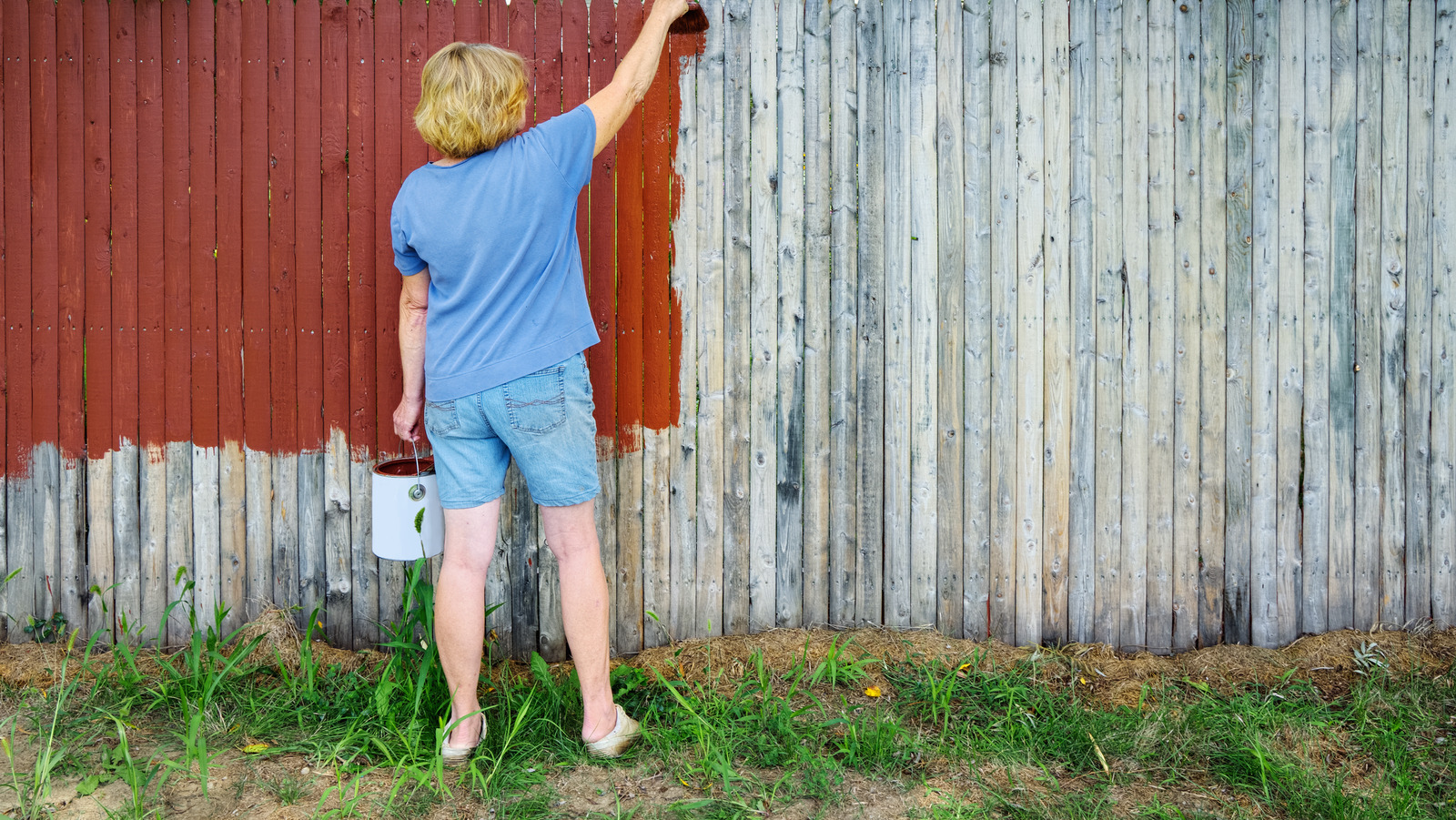 How To Use Microfiber Dusting Gloves To Paint Your Backyard Fence – House Digest