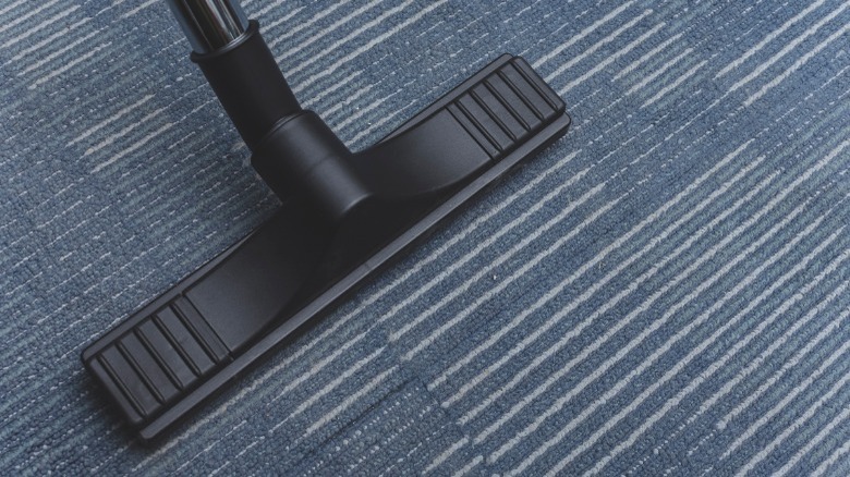 Vacuum cleaner with attachment 