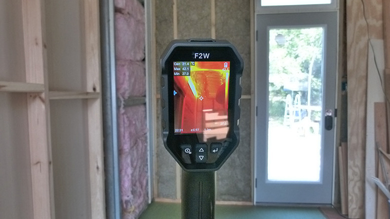 The HSFTools F2W thermal imager showing thermal bridging