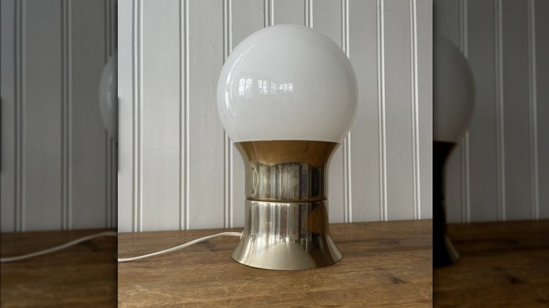 Klot 2 table lamp against a board and batten wall