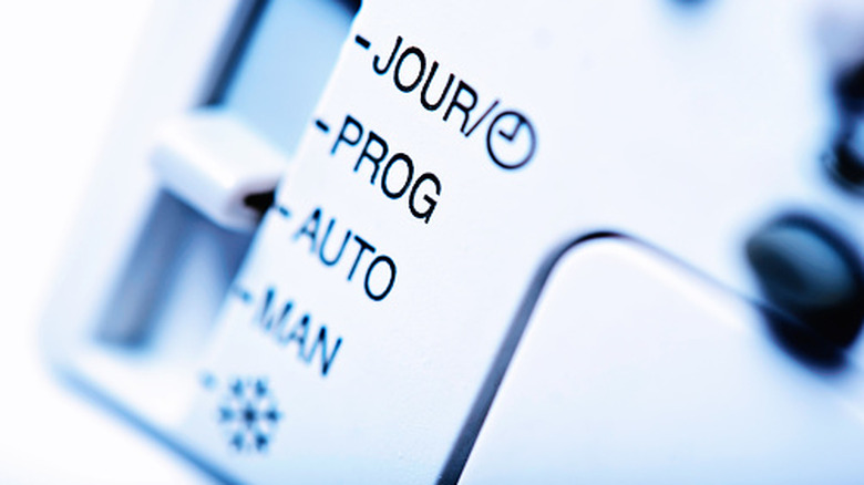 Thermostat set to auto mode