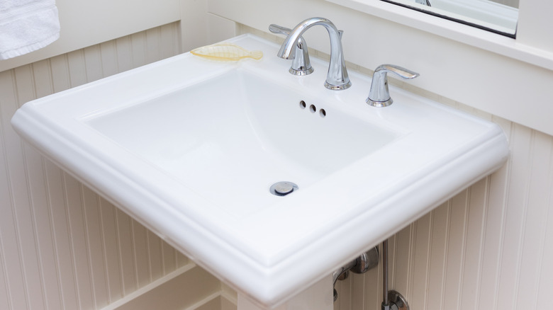 pedestal sink 