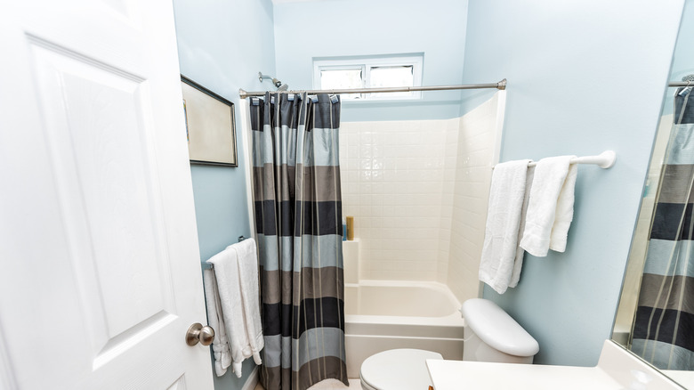 old fashioned bathroom 
