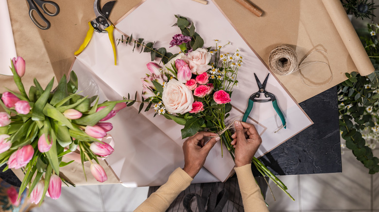 binding bouquet with twine