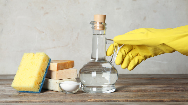 Cleaning with vinegar baking soda