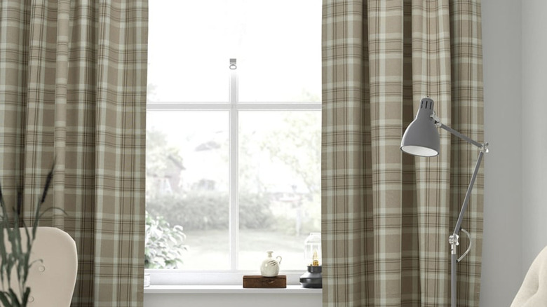 HÄGGVECKMAL curtains in a bright room with reading light