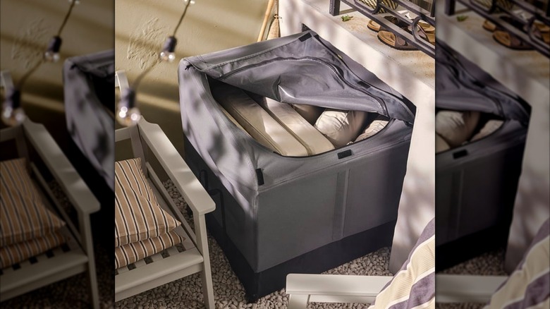 IKEA VÄTTERSÖ holding patio furniture cushions