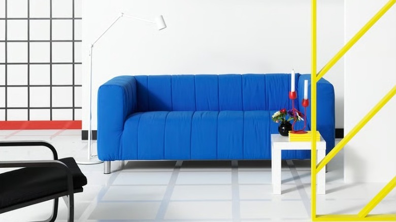The KLIPPAN loveseat in Långban bright blue in a retro 80s inspired living room